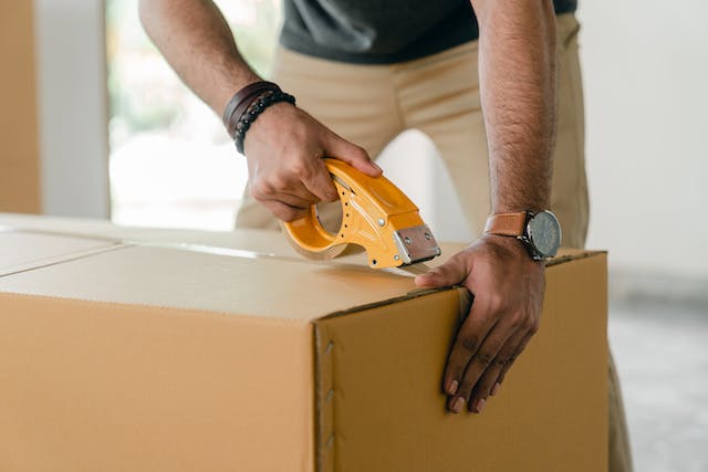 tenant-packing-a-box