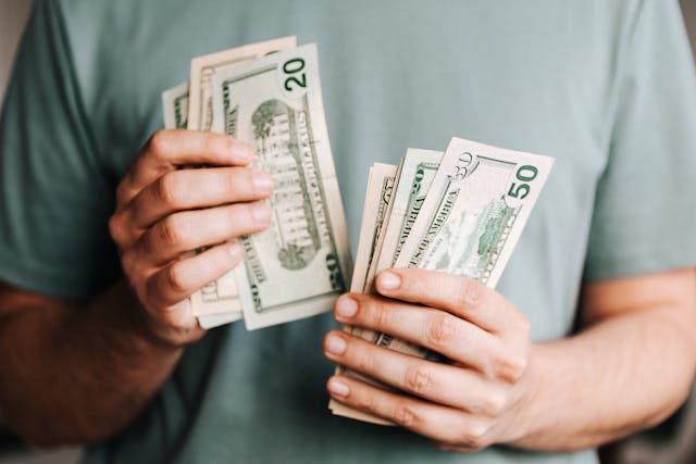 pexels-karolina-grabowska-4386431 a-person-counting-cash