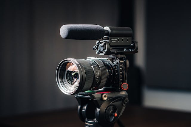 camera-on-a-tripod-stand-with-a-mic-on-top